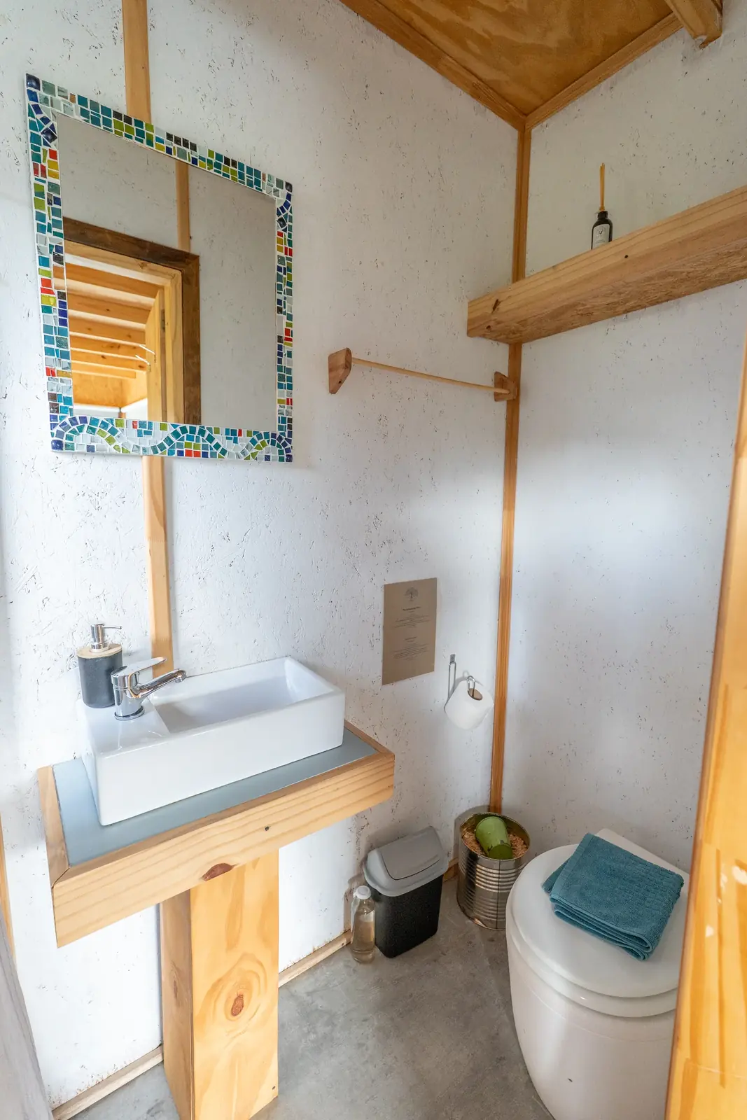 Casa Lenga: El baño con espejo de mosaico