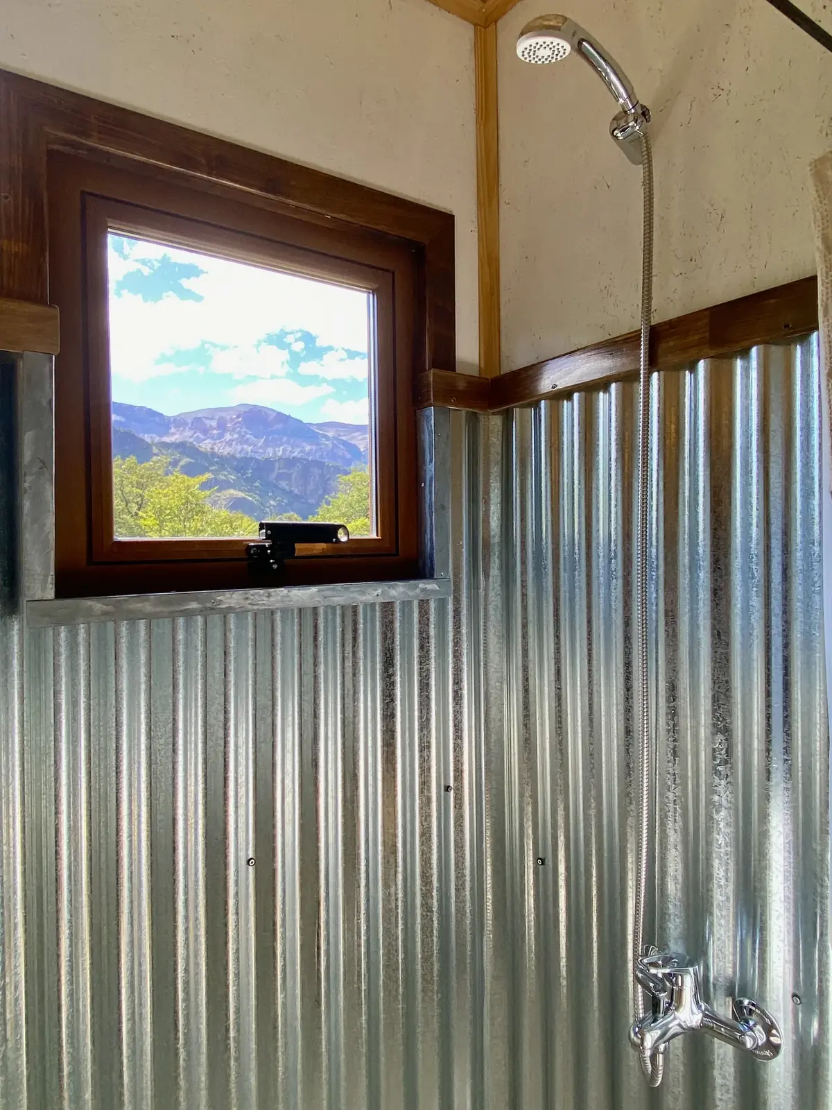 La ducha, con ventana al bosque